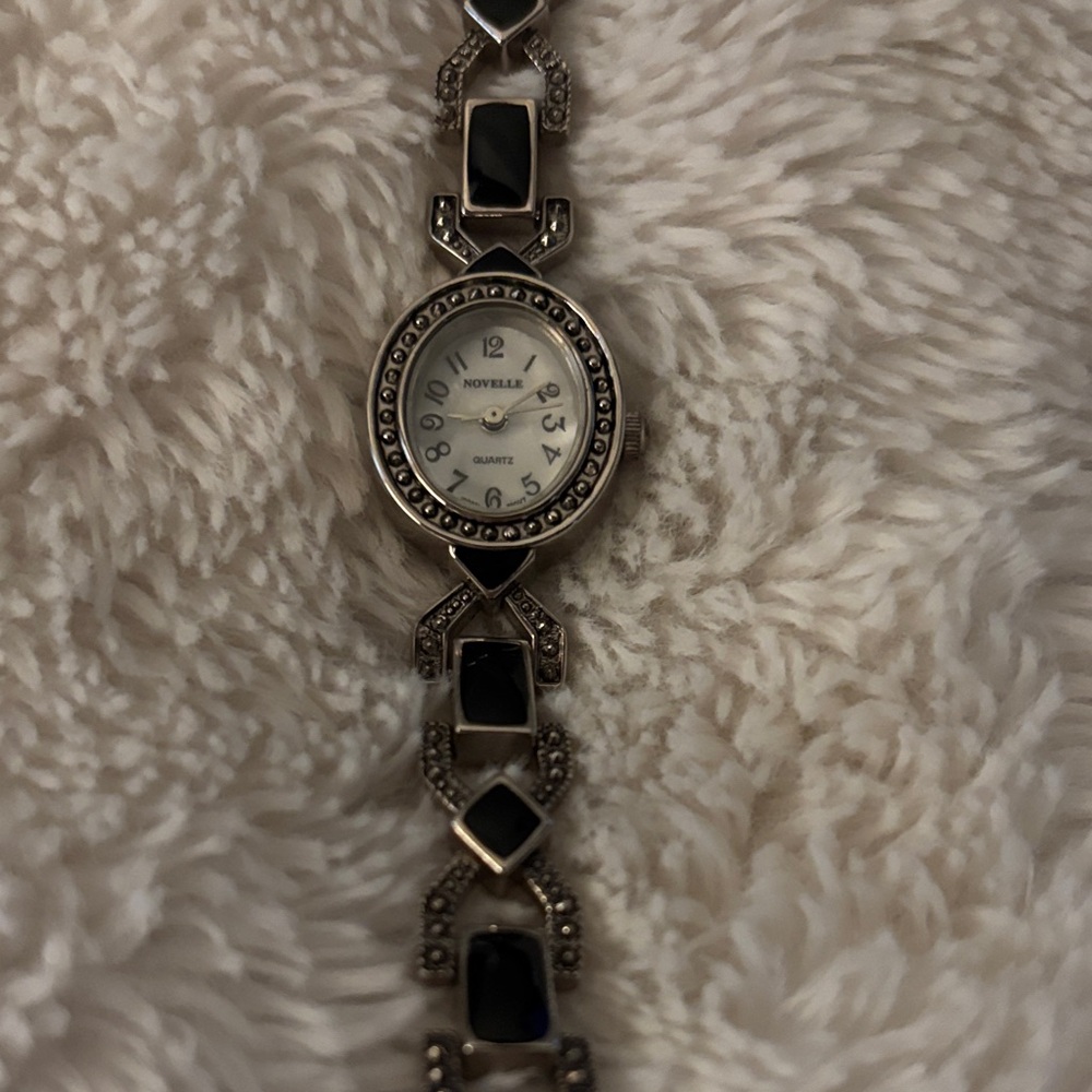 Novella Bracelet Black and Silver Link Vintage Watch